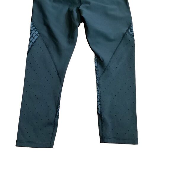 Athleta Crocodile Stealth TruCool Capri Leggings Small - Picture 8 of 16